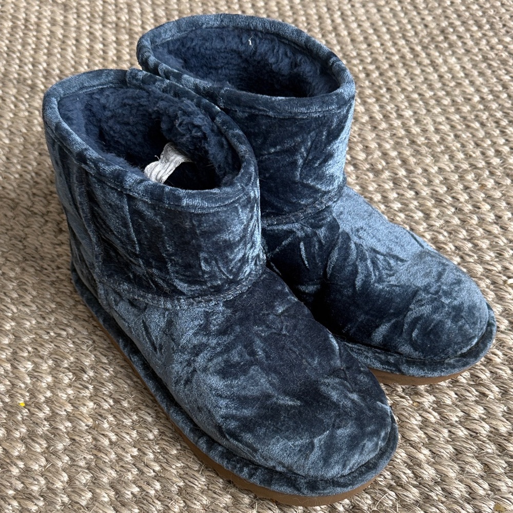 Rare Cozy Velvet Slippers in Dark Gray UGG 6
